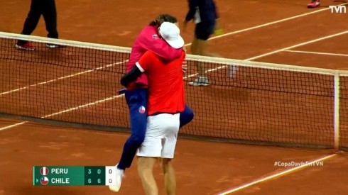 Nicolás Massu se funde en un gran abrazo con Nicolás Jarry