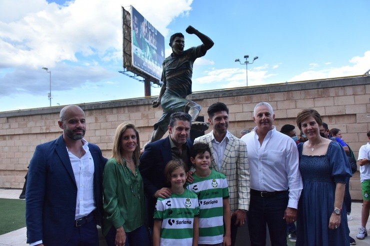 Oribe Peralta posó junto a su familia y su estatua. Créditos: Imago7