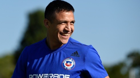 Alexis Sánchez llegó de lo más sonriente a la práctica de la Selección Chilena, luego de un gran presente en Francia con el Olympique Marsella.