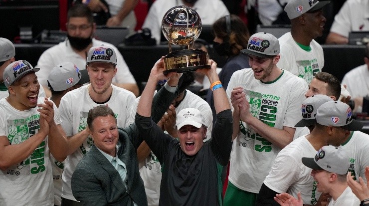 Stephen Pagliuca y Wycliffe Grousbeck, co-propietarios de los Celtics. (Eric Espada/Getty Images)