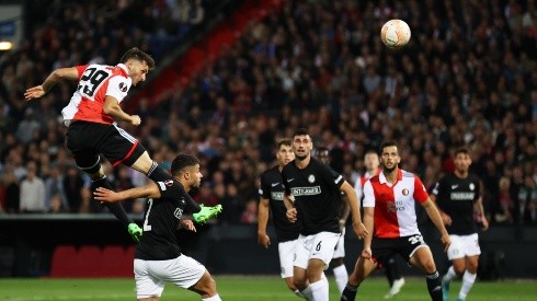 Santi Giménez suma tres goles en la Europa League