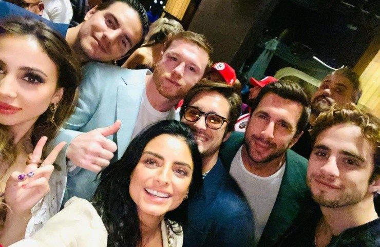 Canelo, de festejo tras ganarle a Golovkin. (@aislinnderbez)