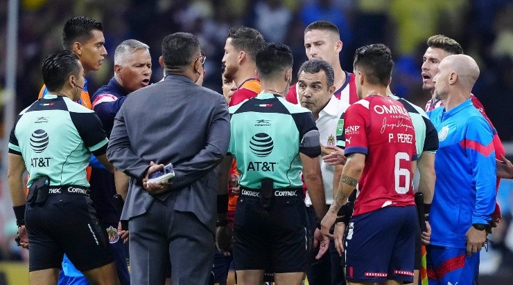 Ricardo Cadena y todo Chivas protestan tras el Clásico. (Imago 7)