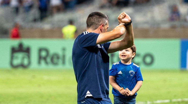 Foto: Alessandra Torres/AGIF - Pezzolano comemorando com seu filho no Mineirão.