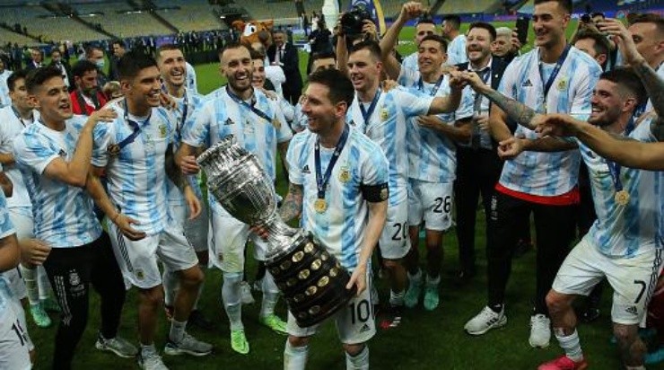 RIO DE JANEIRO, BRAZIL - JULY 10: Lionel Messi of Argentina smiles with the trophy as he celebrates with teammates after winning the final of Copa America Brazil 2021 between Brazil and Argentina at Maracana Stadium on July 10, 2021 in Rio de Janeiro, Brazil. (Photo by Alexandre Schneider/Getty Images)