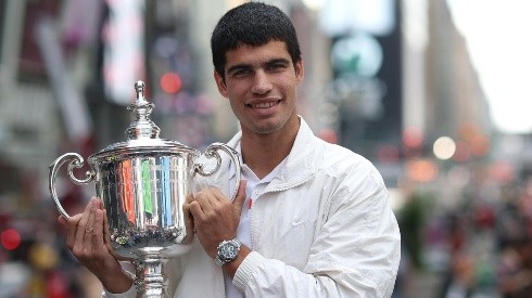 Carlos Alcaraz con el trofeo del US Open luego de su histórica obtención.