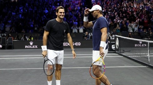 Roger Federer termina su carrera al lado de Rafael Nadal, su gran rival deportivo.