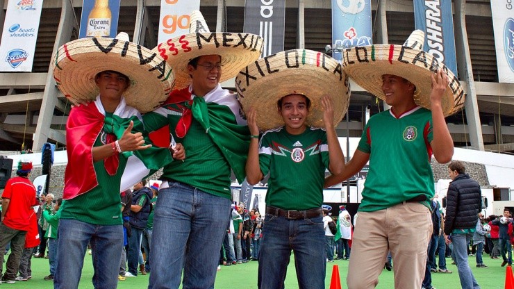 Aficionados de la selección mexicana en el estadio Azteca.