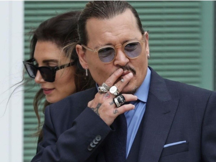 Johnny Depp está namorando uma das advogadas que o defendeu, diz site -  Quem