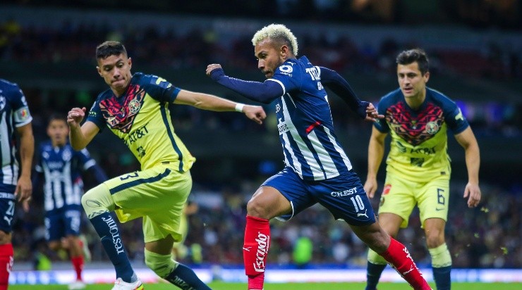 MEXICO CITY, MEXICO - NOVEMBER 06: Duvan Vergara of Monterrey fights for the ball with Emilio Lara of America during the 17th round match between America and Monterrey as part of the Torneo Grita Mexico A21 Liga MX at Azteca Stadium on November 6, 2021 in Mexico City, Mexico. (Photo by Agustin Cuevas/Getty Images)-Not Released (NR)