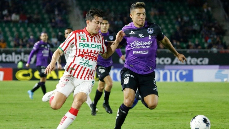 Fernando Madrigal del Necaxa y Nicolás Díaz del Tijuana en el torneo Clausura 2022.