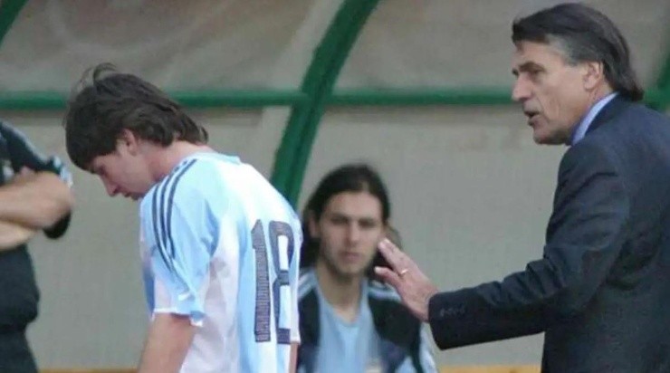 Hugo Tocalli, ayudante de Perkerman, consuela a Messi tras su expulsión