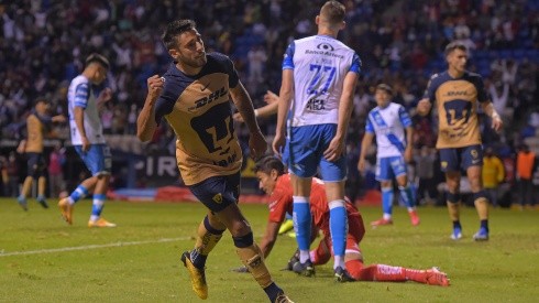 Eduardo Salvio festeja su gol con Pumas.