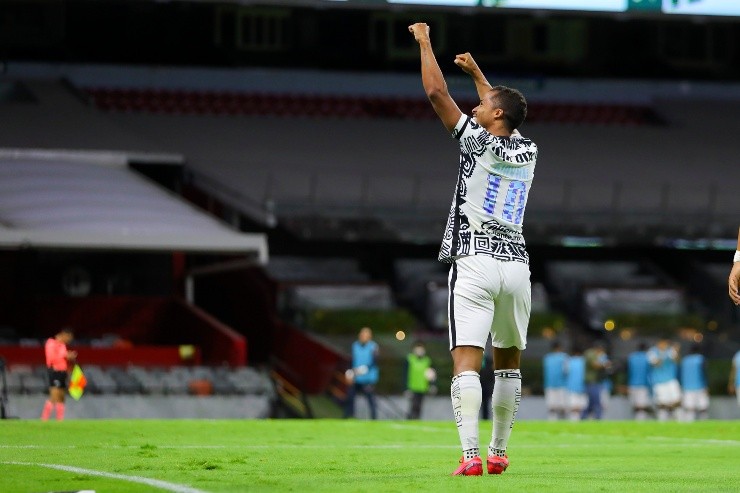 Gio también le marcó a Chivas. Créditos: Imago7