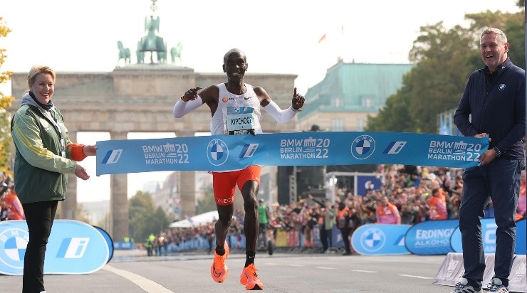 Kipchoge, nuevo récord mundial de maratón: 2h01m09s (Getty Images)