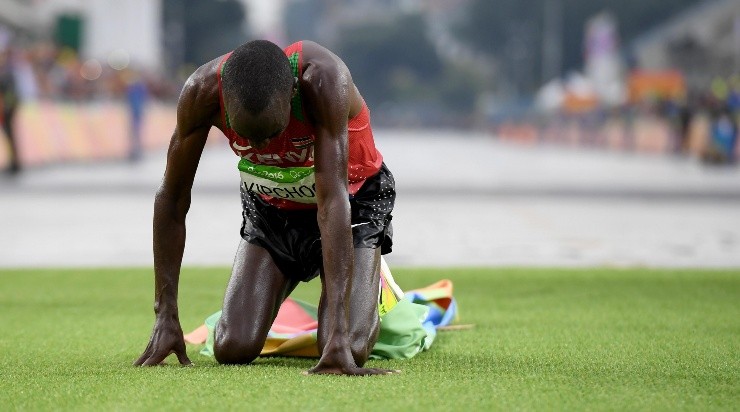 Kipchoge, tras cruzar la meta en el Maratón olímpico de Río 2016 (Getty)