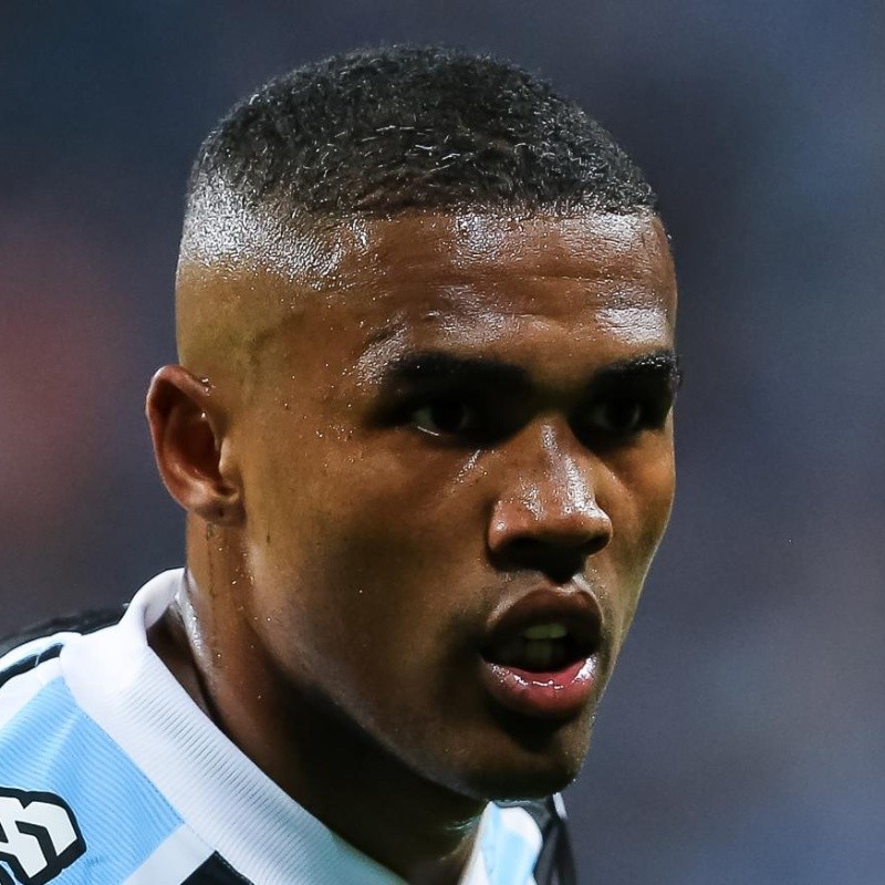 “O que aconteceu...”; Douglas Costa expõe bastidores e problemas de sua passagem no Grêmio