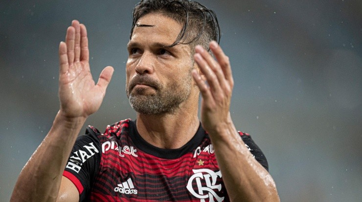 TNT Sports Brasil - Se liga na nova camisa de aquecimento do Flamengo que  Diego soltou em seu instagram! Aprovada, torcedor? Crédito: Instagram /  diegoribas10