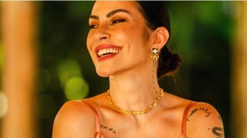 Cleo rasga o verbo e debocha de comentário sobre tatuagens. Imagem: Reprodução/Instagram oficial da atriz.