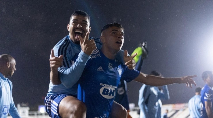 Foto: Diogo Reis/AGIF - Jogadores comemorando goleada em Campinas.