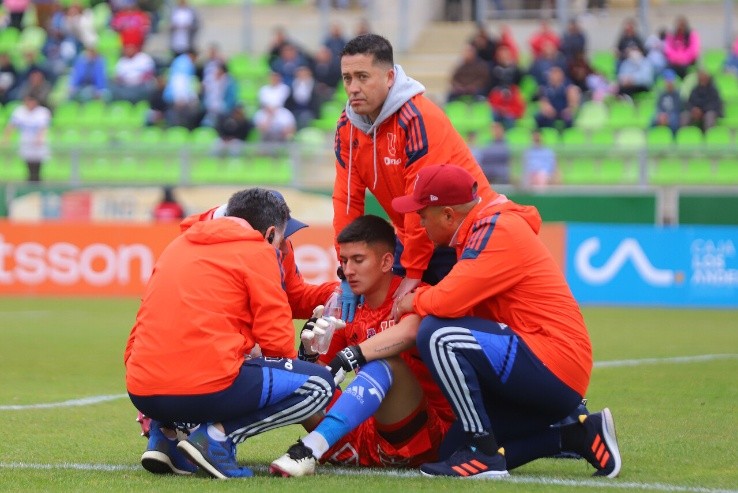 Parra sufrió la agresión de los hinchas de la UC | Foto: Agencia Uno 