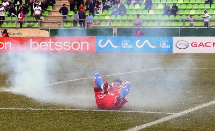 Martín Parra sufrió la agresión de los hinchas de la UC | Foto: Agencia Uno 
