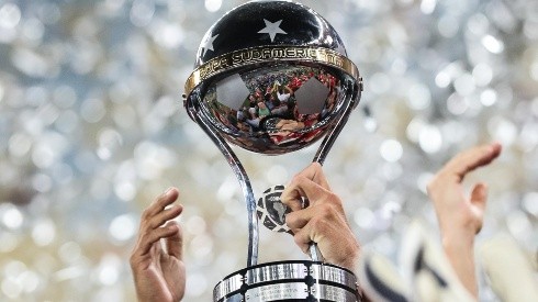 El trofeo de la Copa Sudamericana