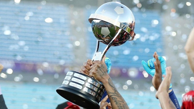 Trofeo de la Copa Sudamericana.