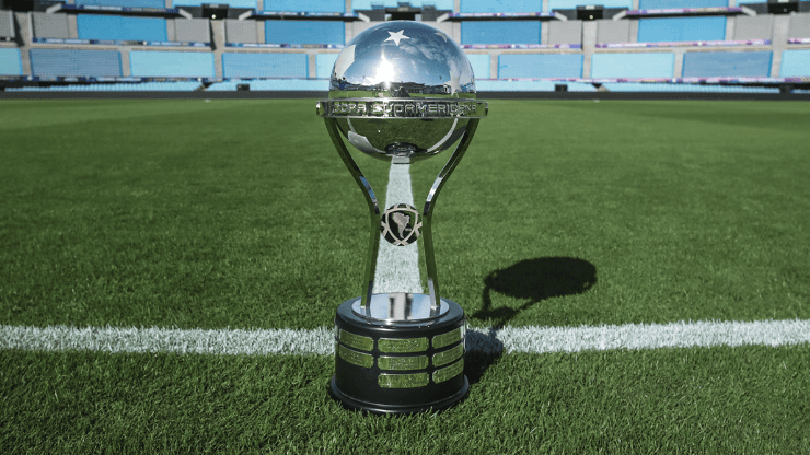 Trofeo de la Copa Sudamericana.