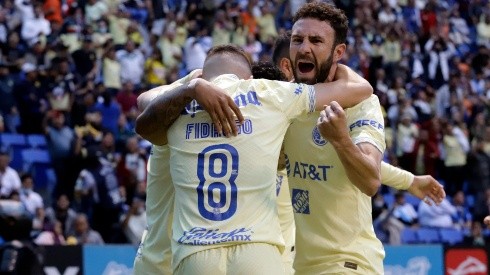 Álvaro Fidalgo y Miguel Layún festejan el gol del triunfo y del liderato.