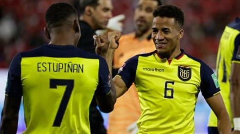 Foto: Alberto Valdes - Pool/Getty Images - Pervis Estupiñan e Byron Castillo comemoram gol do Equador