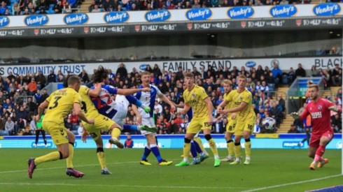 Ben Brereton apeló a su flexibilidad y con particular pirueta anotó por el Blackburn Rovers en una nueva jornada de la Championship inglesa