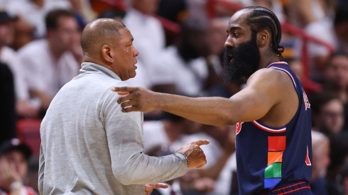 Doc Rivers y James Harden.