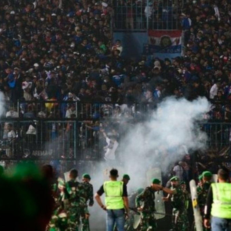 En Indonesia se presentó una tragedia del fútbol: invasión dejó 127 muertos