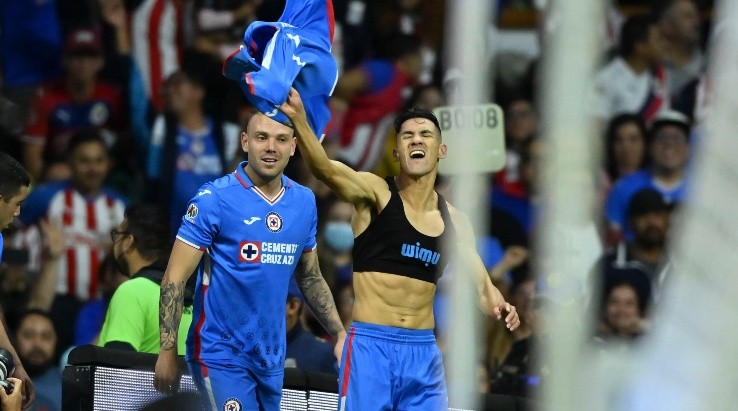 Ciudad de Mexico, 1 de octubre de 2022. Uriel Antuna festeja su gol durante el partido de la jornada 17 del torneo Apertura 2022 de la Liga BBVA MX, entre la Máquina Celeste del Cruz Azul y las Chivas Rayadas del Guadalajara, celebrado en el estadio Azteca. Foto: Imago7/ Etzel Espinosa