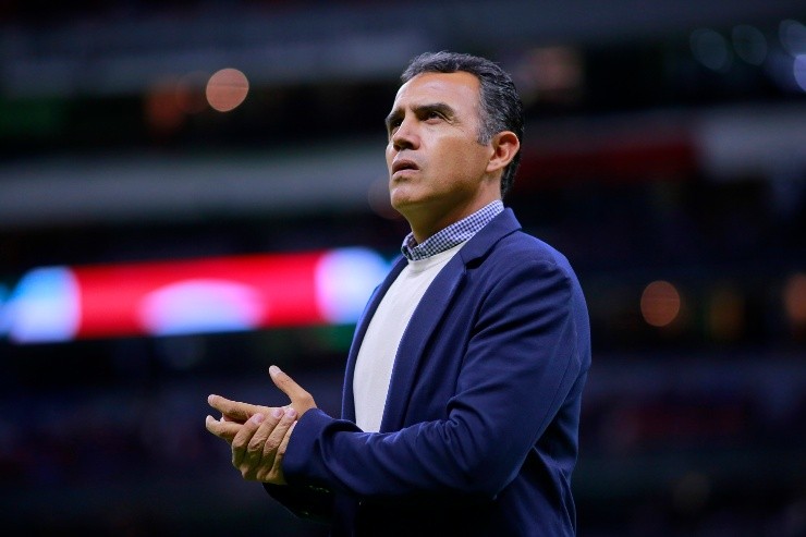 CIUDAD DE MEXICO, MEXICO - OCTUBRE 1: Ricardo Cadena, Director Tecnico del Chivas durante el juego de la jornada 17 del Torneo Apertura 2022 de la Liga BBVA MX en el Estadio Azteca el 1 de Octubre de 2022 en Ciudad de Mexico, Mexico. (Foto: Mauricio Salas/JAM MEDIA)