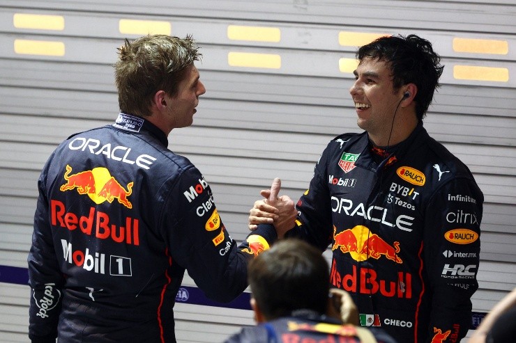El saludo entre Verstappen y Checo Pérez. Créditos: Getty Images
