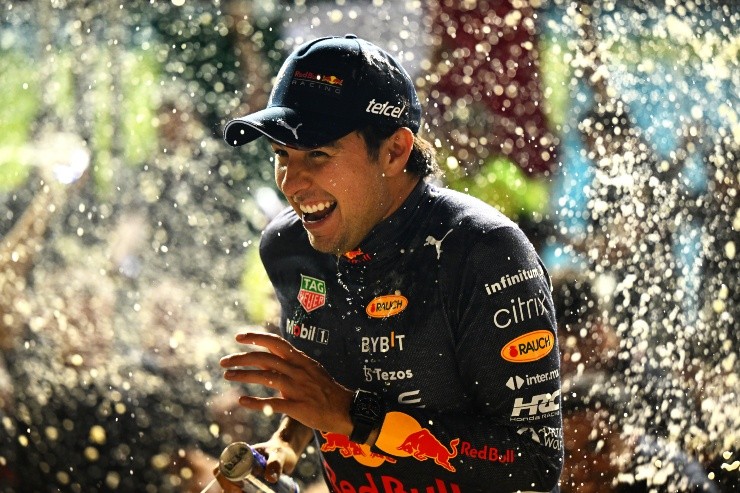 Checo Pérez en festejo tras ganar Singapur. Créditos: Getty Images