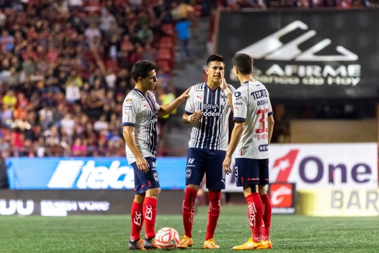 Stefan Medina dando indicaciones a Maxi Meza y Ponchito González. Créditos: Imago7