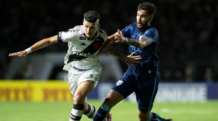 Jorge Rodrigues/AGIF - Danilo Boza jogador do Vasco disputa lance com Pedro Cacho jogador do Londrina