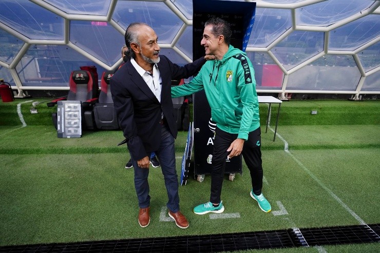 El saludo entre Potro Gutiérrez y Renato Paiva. Créditos: Imago7