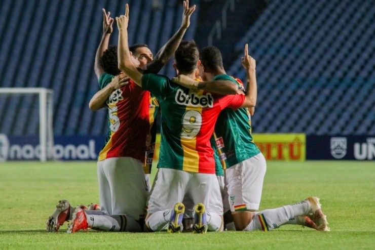 Ronald Felipe/AGIF - Jogadores do Sampaio Corrêa comemorando gol