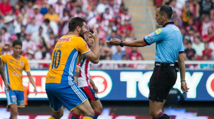 Gignac protesta ante Santander en la final contra Chivas. (Imago 7)