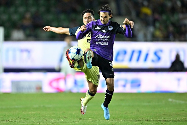 Mazatlán, Sinaloa , 16 de febrero de 2022. Bruno Valdez y Nicolás Benedetti durante el partido de la jornada 2 del torneo Grita Mexico Clausura 2022 de la Liga BBVA MX, entre Mazatlán FC y las aguilas del America, celebrado en el estadio El Kraken. Foto: Imago7/ Etzel Espinosa