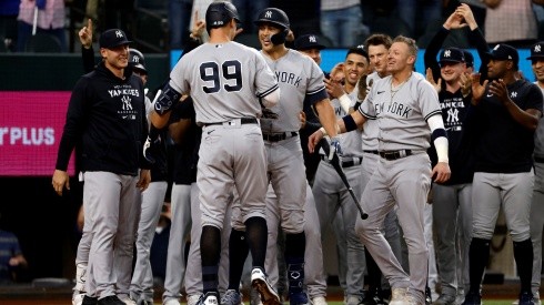 New York Yankees saludando a Aaron Judge tras su cuadrangular 62°