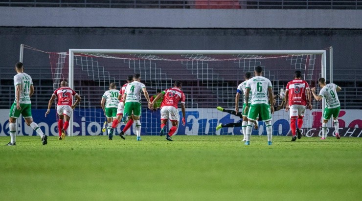Celio Junior/AGIF - Diogo Silva goleiro do CRB defende pênalti durante partida contra o Chapecoense