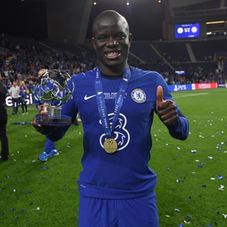 Alex Kaparros/Getty Images - Kanté segurando premiação ao conquistar a Champions League pelo Chelsea