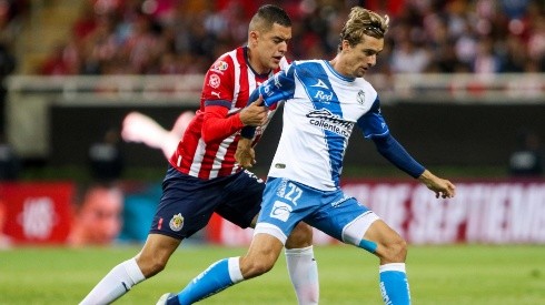 Sergio Flores en duelo con Jordi Cortizo en la fase regular del Apertura 2022.