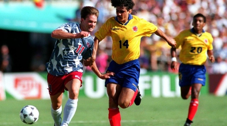 ERIC WYNALDA, LEFT, OF THE USA AND LEONEL ALVAREZ OF COLOMBIA IN ACTION DURING THE USA V COLOMBIA WORLD CUP 1994 MATCH AT THE ROSE BOWL IN LOS ANGELES, CALIFORNIA. Mandatory Credit: Shaun Botterill/ALLSPORT