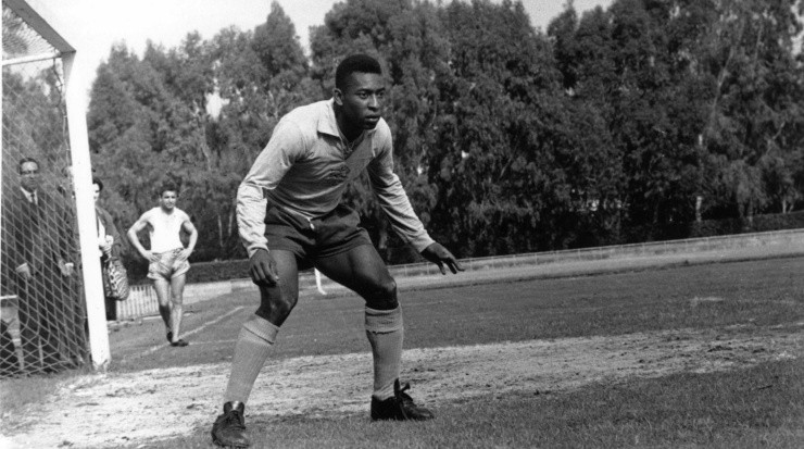 Pelé, de arquero durante una práctica con Brasil (Getty)